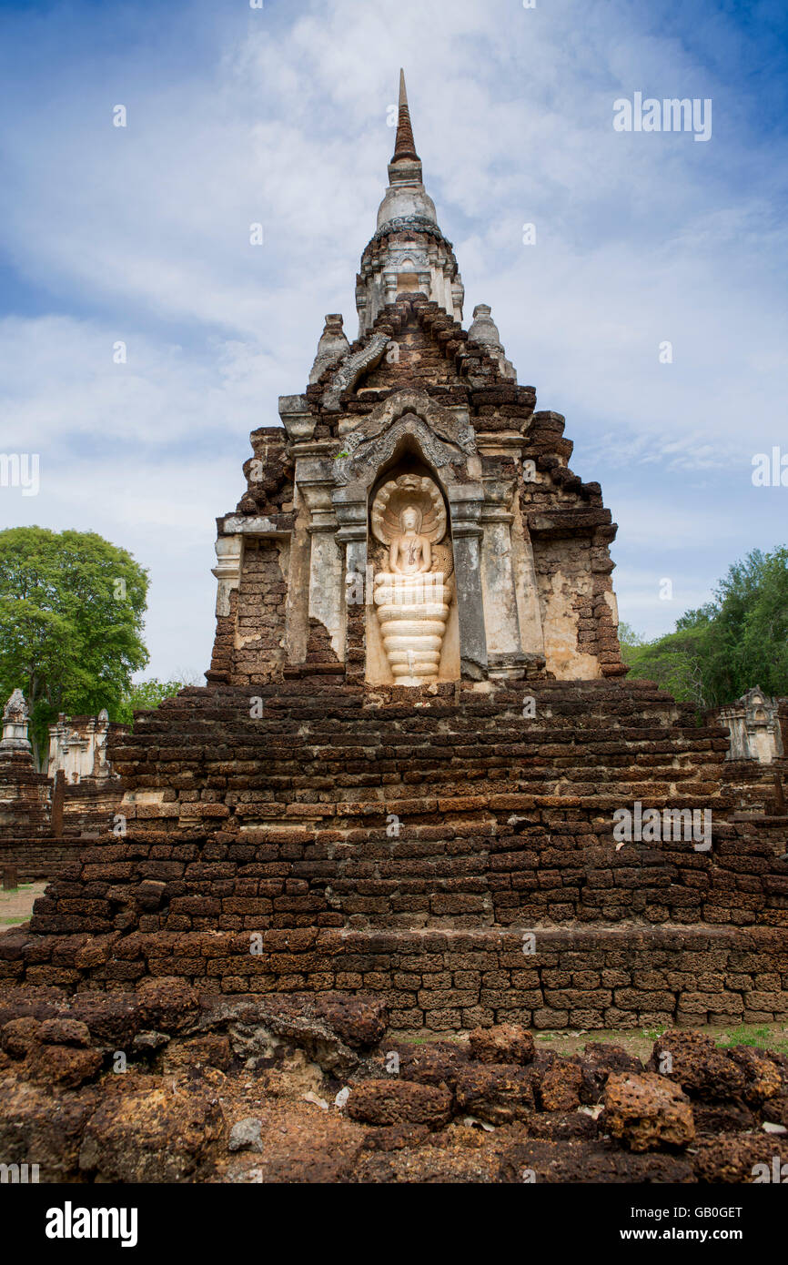 Wat Chedi Chet Taew (lotus bud chedi / stupa) at Si Satchanalai, Sukhothai with a Buddha seated on a nine-headed coiled serpent Stock Photo