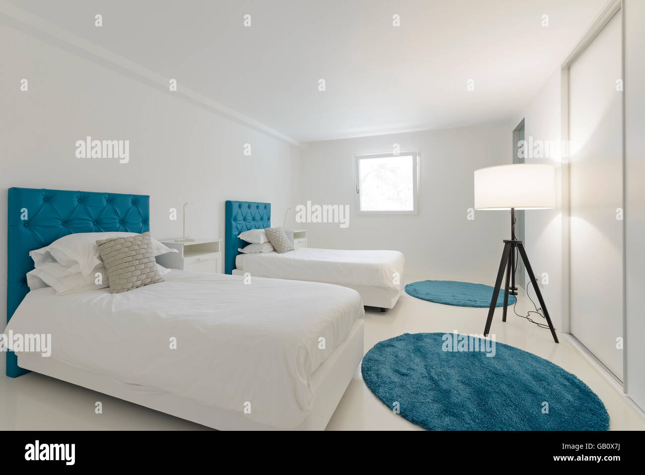Twin bed hotel room Stock Photo Alamy