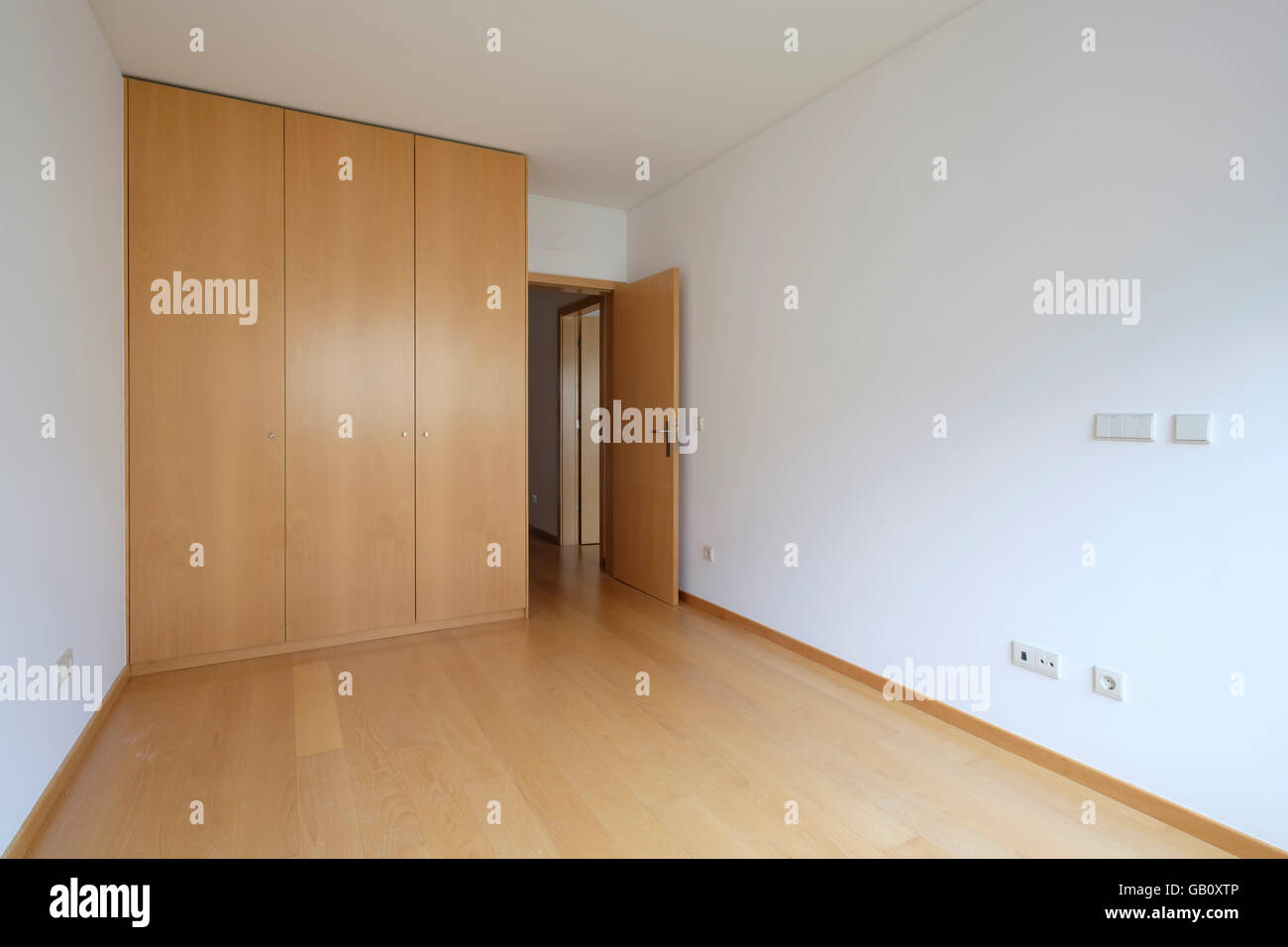 Empty bedroom with big closet Stock Photo - Alamy