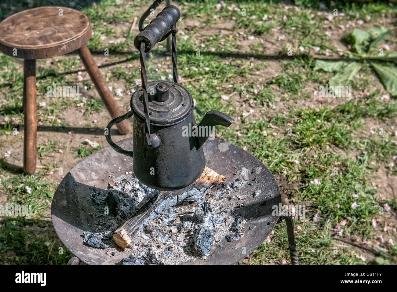 https://c8.alamy.com/comp/GB11FY/reconstruction-of-medieval-way-to-prepare-a-hot-drink-on-open-fire-GB11FY.jpg