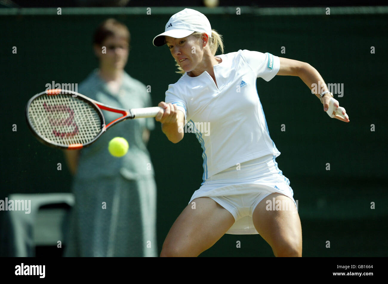 Tennis - Wimbledon 2003 - Women's Second Round - Justine Henin-Hardenne v Flavia Pennetta Stock Photo