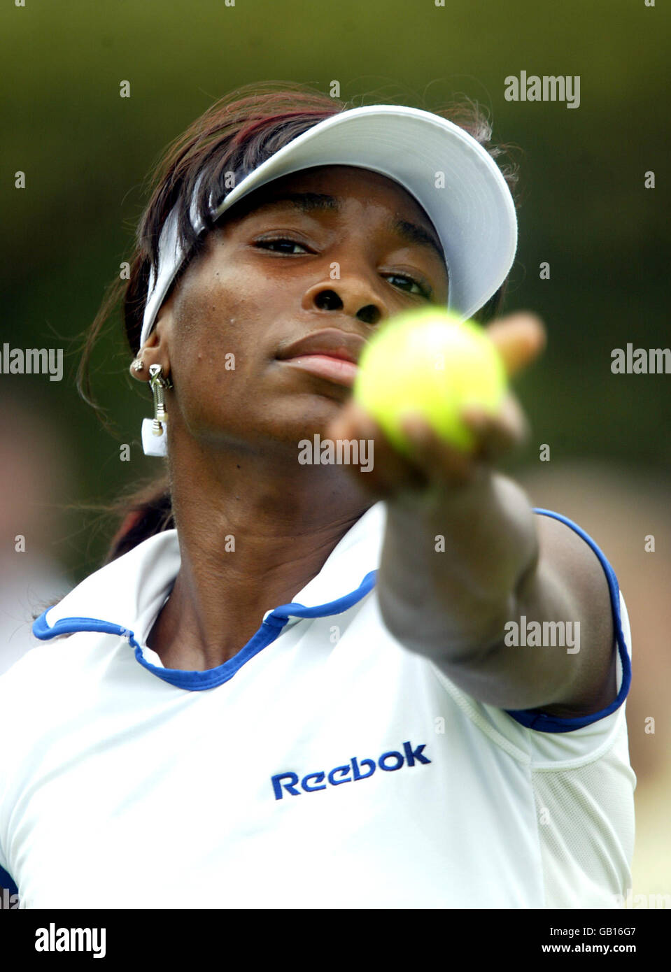Tennis - Wimbledon 2003 - Third Round. Venus Williams practices serving prior to her game Stock Photo