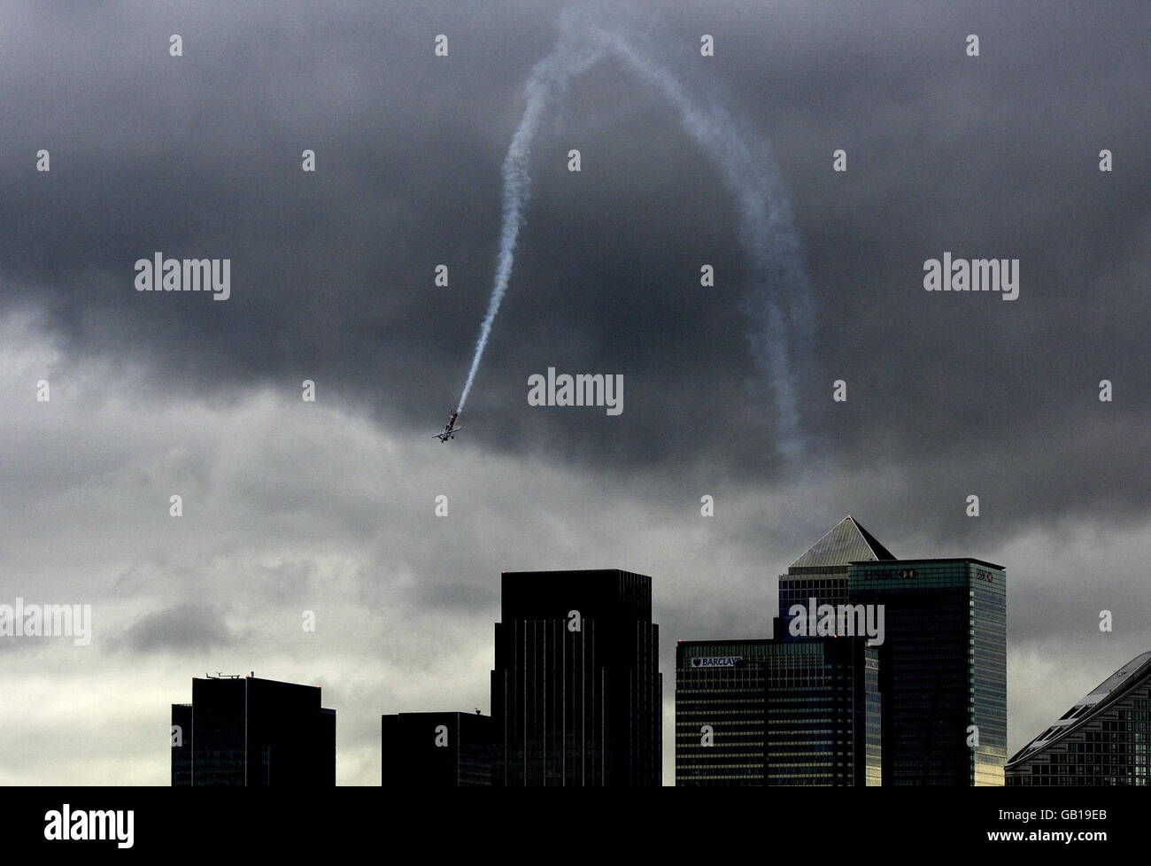 Mike Mangold competes in the 2008 London Red Bull Air Race over the River Thames in London. Stock Photo
