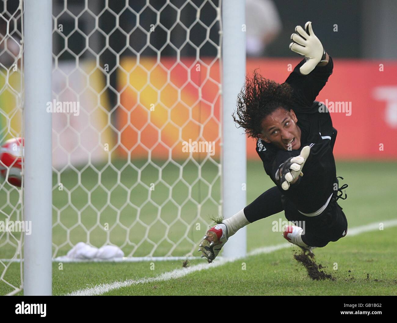 Honduras goalkeeper Kevin Hernandez watches on as Italy's Robert Acquafresca scores from the penalty spot to make it 3-0 Stock Photo