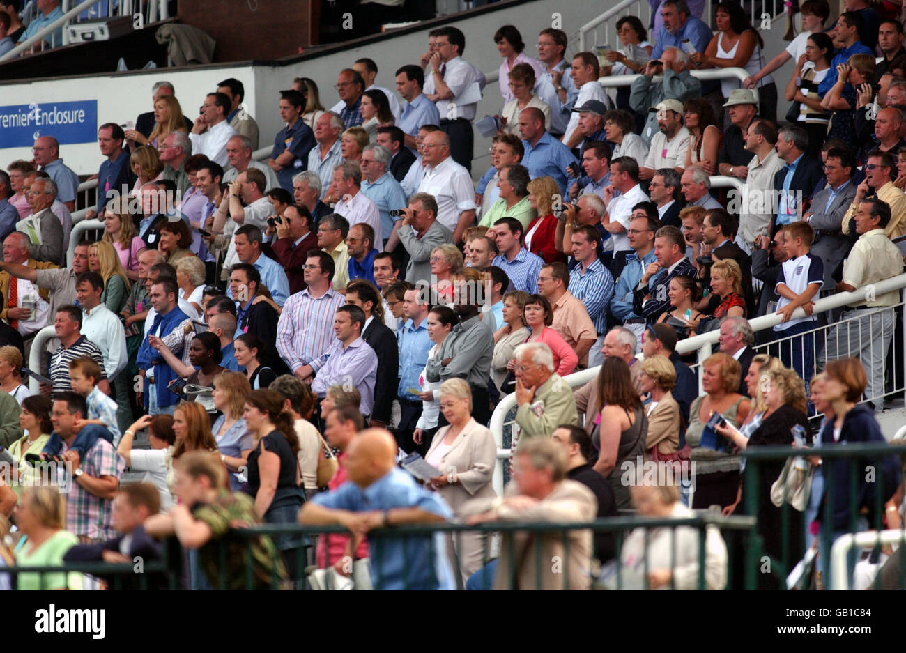 Horse Racing - Kempton Park Racecourse. Spectators enjoy the racing at Kempton Park Stock Photo