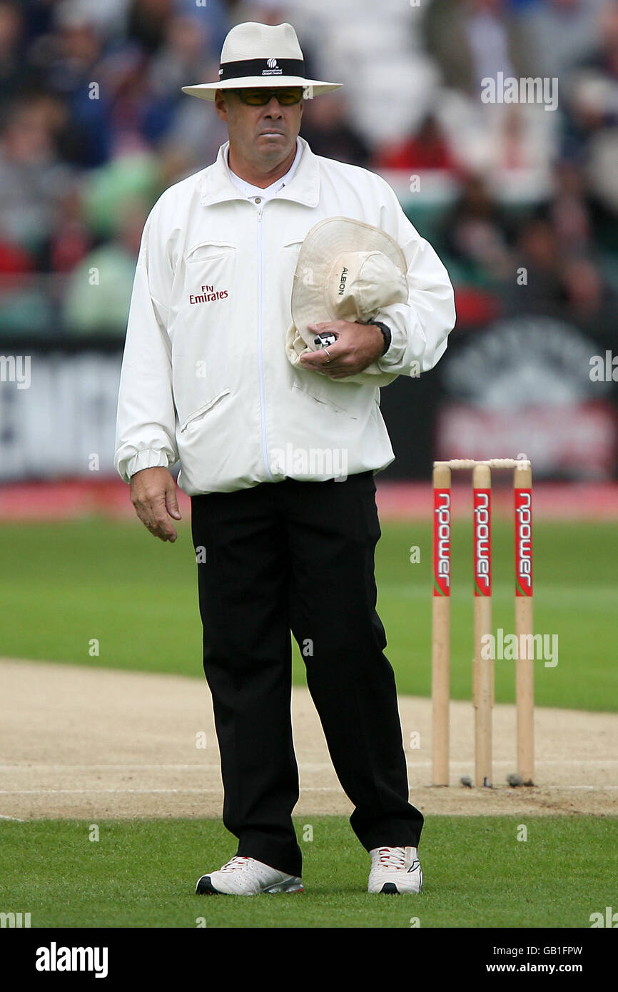 Cricket - npower Second Test - Day One - England v South Africa - Headingley. Match umpire Daryl Harper Stock Photo
