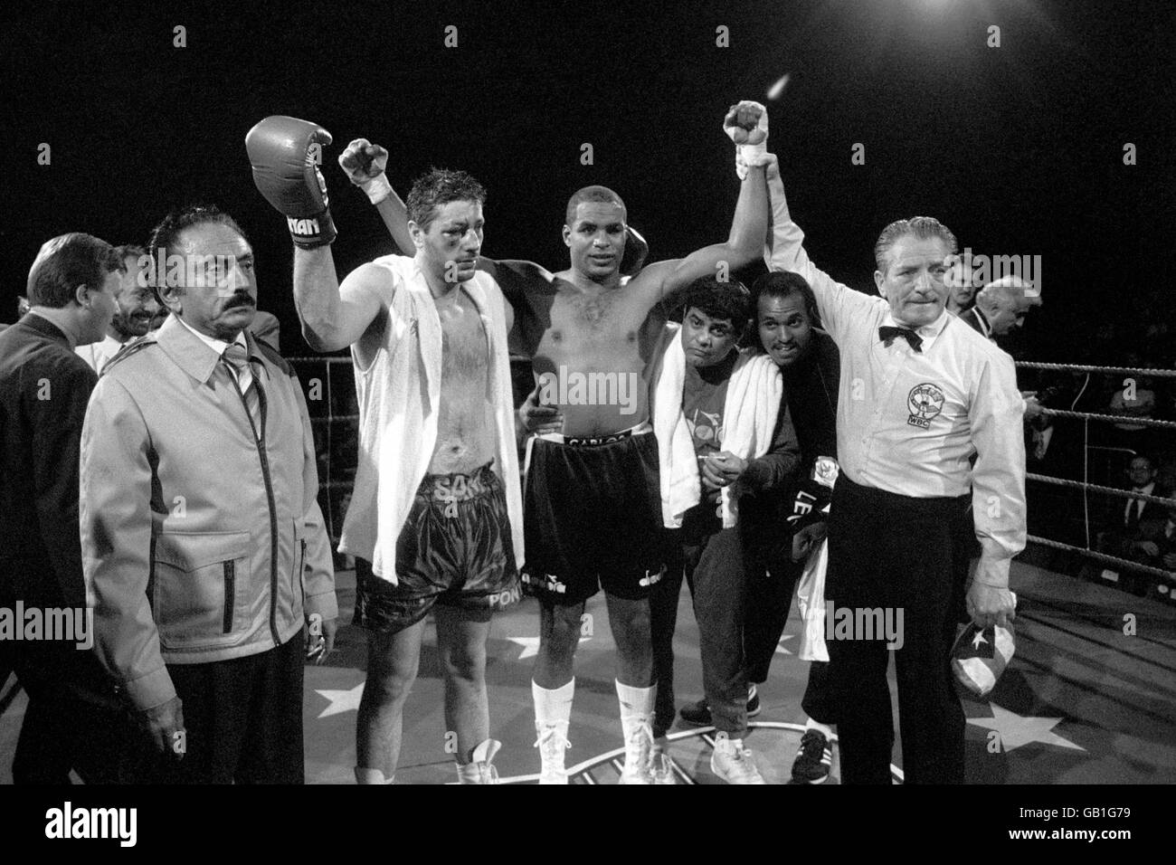 Boxing - WBC Cruiserweight Championship - Carlos de Leon v Sammy Reeson - London Arena. Puerto Rican Carlos de Leon is declared the winner and wins the WBC Cruiserweight crown for the fourth time. Stock Photo