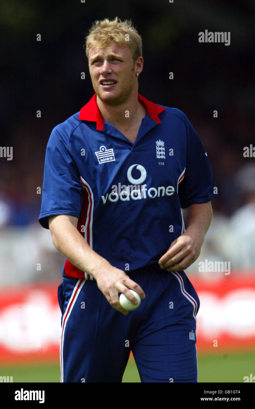 Cricket - The NatWest Challenge - England v Pakistan. Andrew Flintoff,  England Stock Photo - Alamy