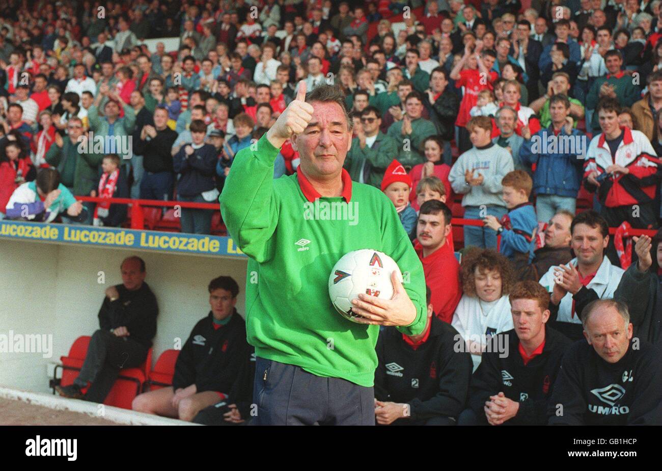 Brian Clough blows kisses to the crowds as they pay tribute in his last  game in charge Stock Photo - Alamy