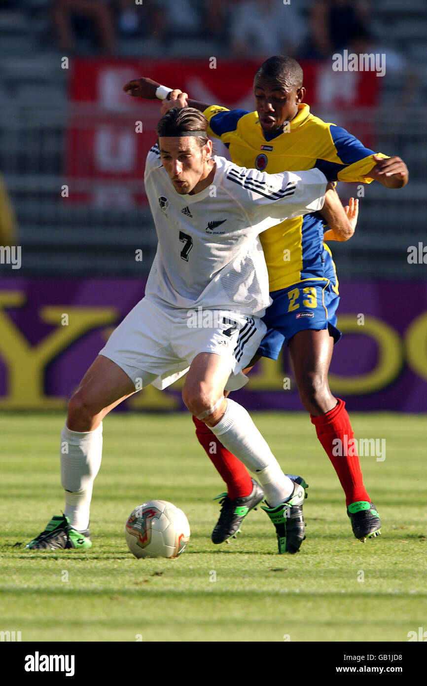 New Zealand's Ivan Vicelich (l) shields the ball from Colombia's Gonzalo Martinez Stock Photo
