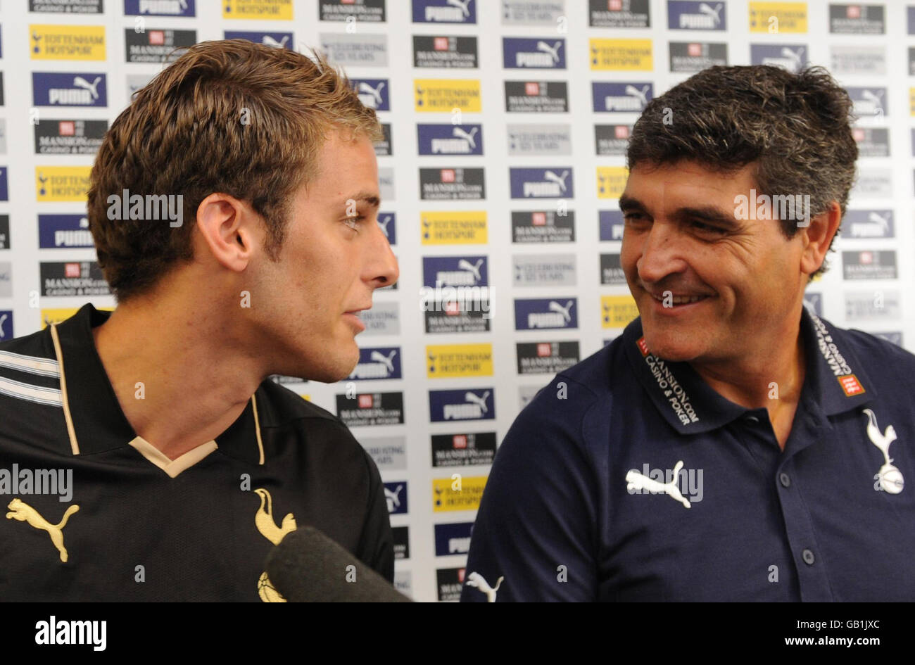 Soccer - Tottenham Hotspur Press Conference - Spurs Lodge. Tottenham Hotspur manager Juande Ramos (right) with his new signing David Bentley during a press conference at Spurs Lodge, Chigwell. Stock Photo