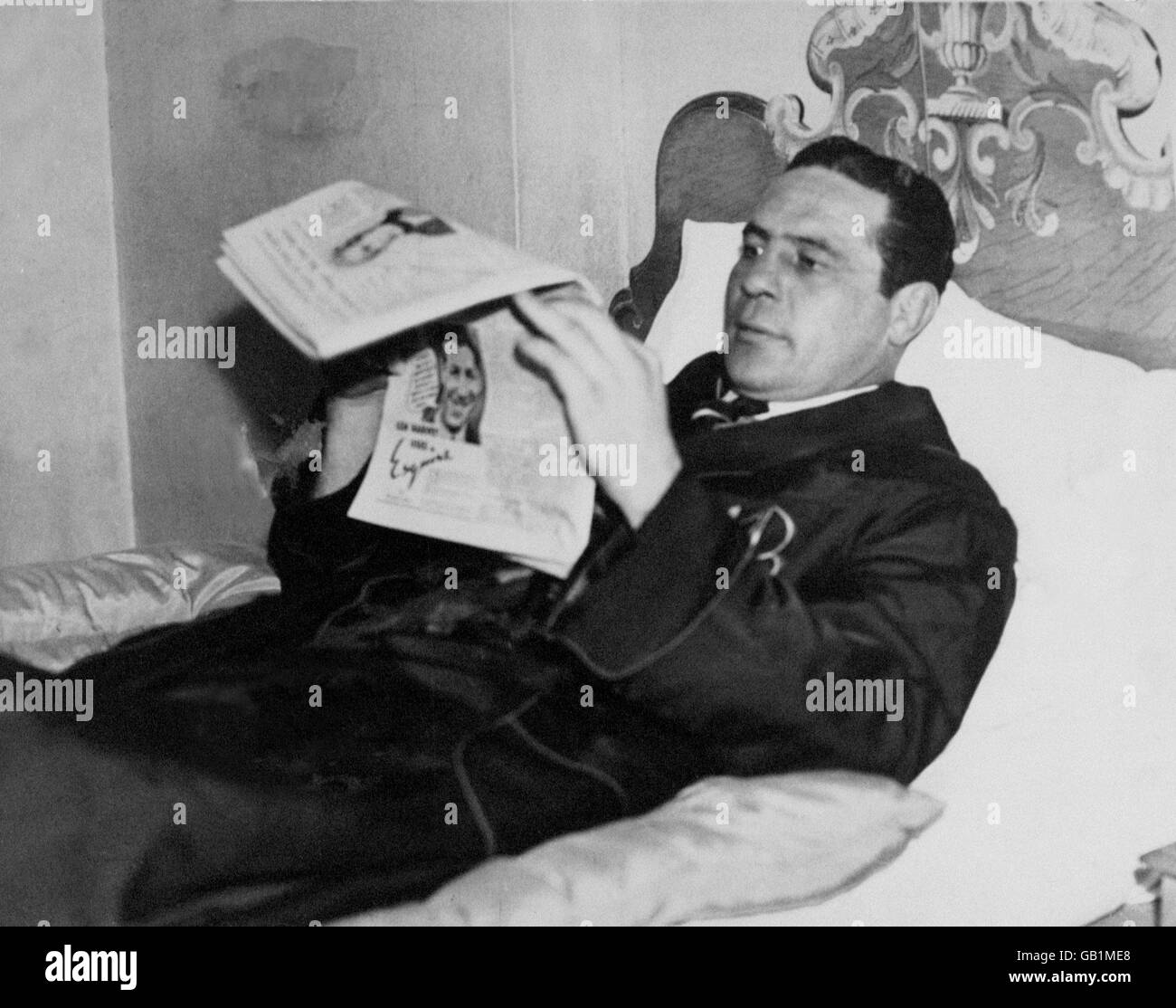 Former World Heavyweight Champion Max Baer reads the newspaper in his London hotel Stock Photo
