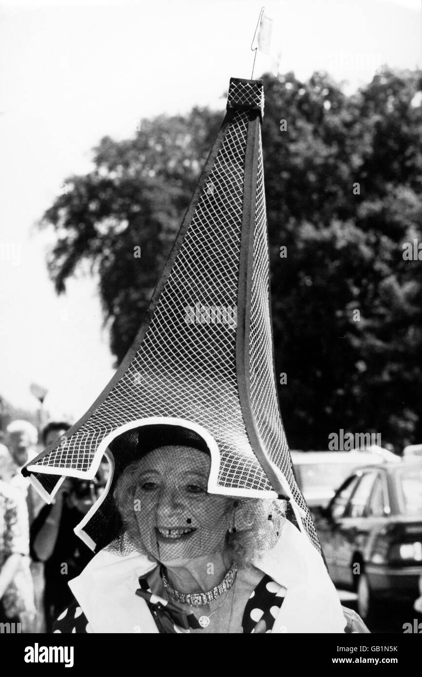 Fashion - Hats - Royal Ascot Stock Photo - Alamy