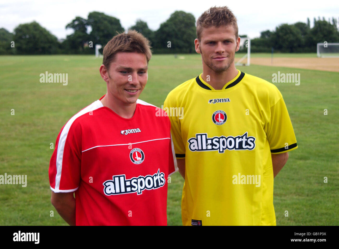 Charlton Athletic's new signings Matt Holland and Hermann Hreidarsson show off the new home and away shirt Stock Photo