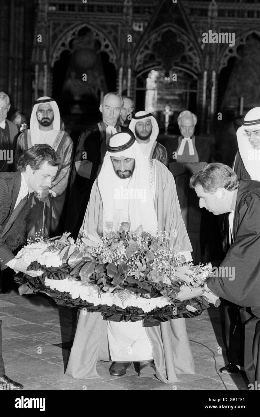 Sheikh Zayed bin Sultan AlNahayan lays a wreath at the tomb of the unknown warrior at