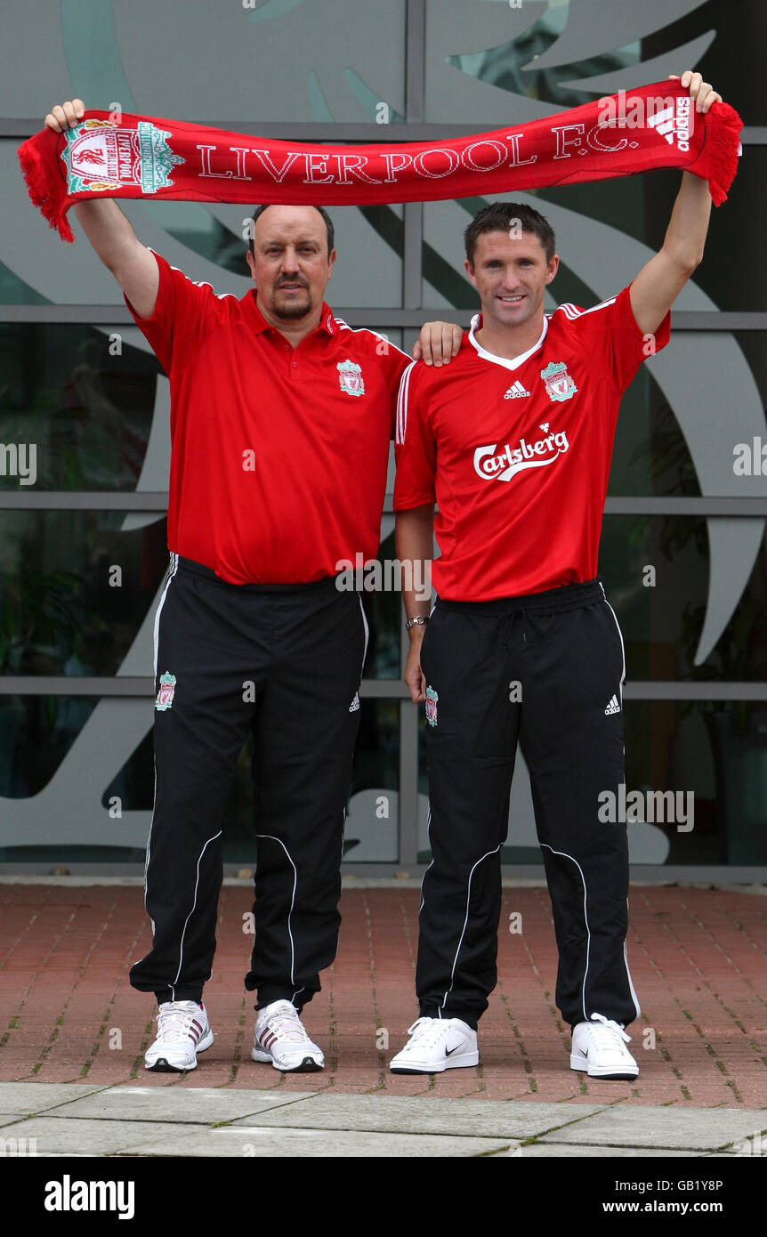 Liverpool's new signing Robbie Keane with manager Rafael Benitez during a photocall at Melwood Training Ground, Liverpool. Stock Photo