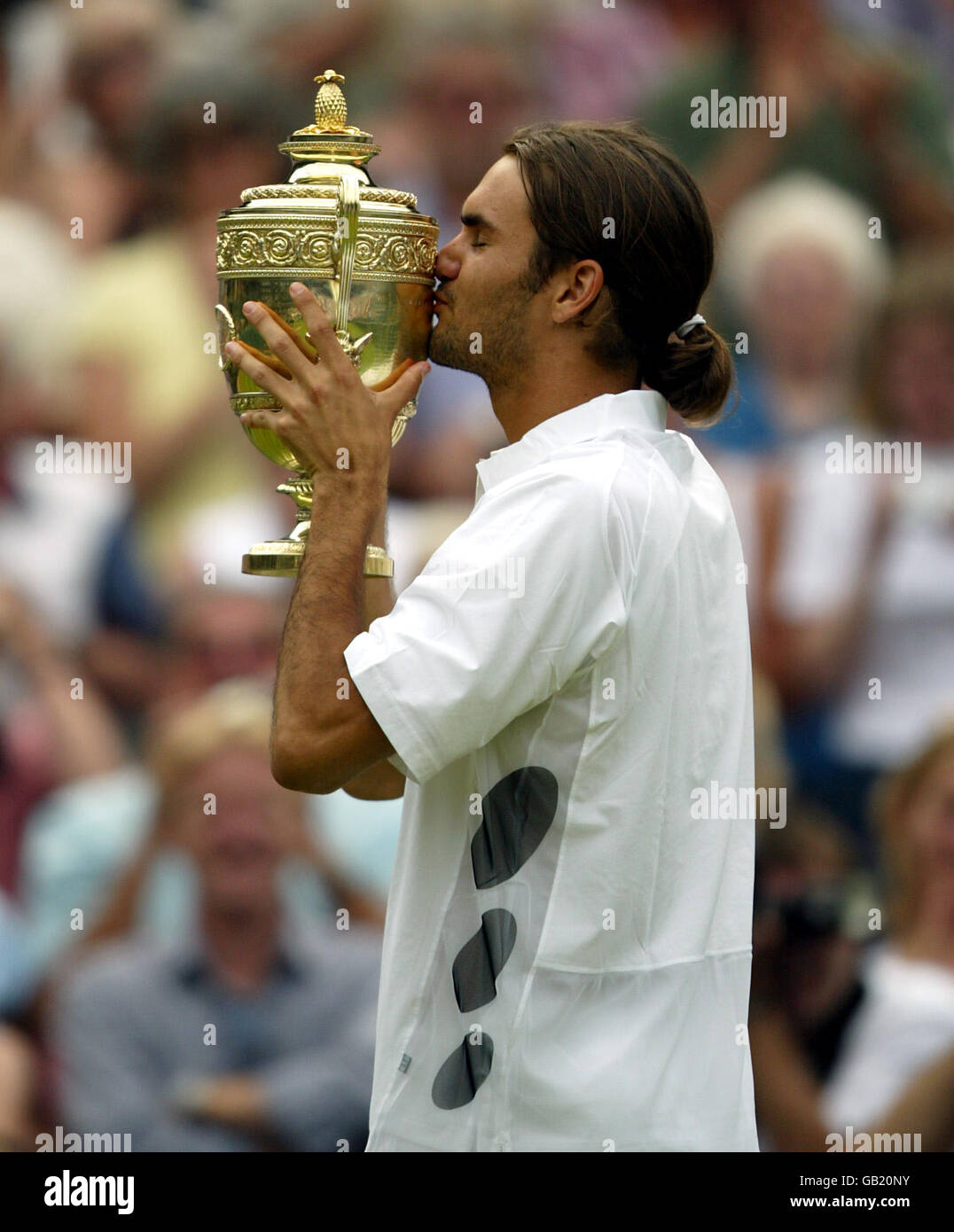 Tennis - Wimbledon 2003 - Men's Final - Mark Philippoussis v Roger Federer.  Roger Federer kisses the cup Stock Photo - Alamy