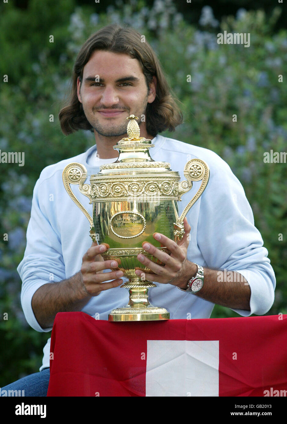 Tennis - Wimbledon 2003 - Men's Final - Mark Philippoussis v Roger Federer.  Roger Federer poses with the winners cup Stock Photo - Alamy