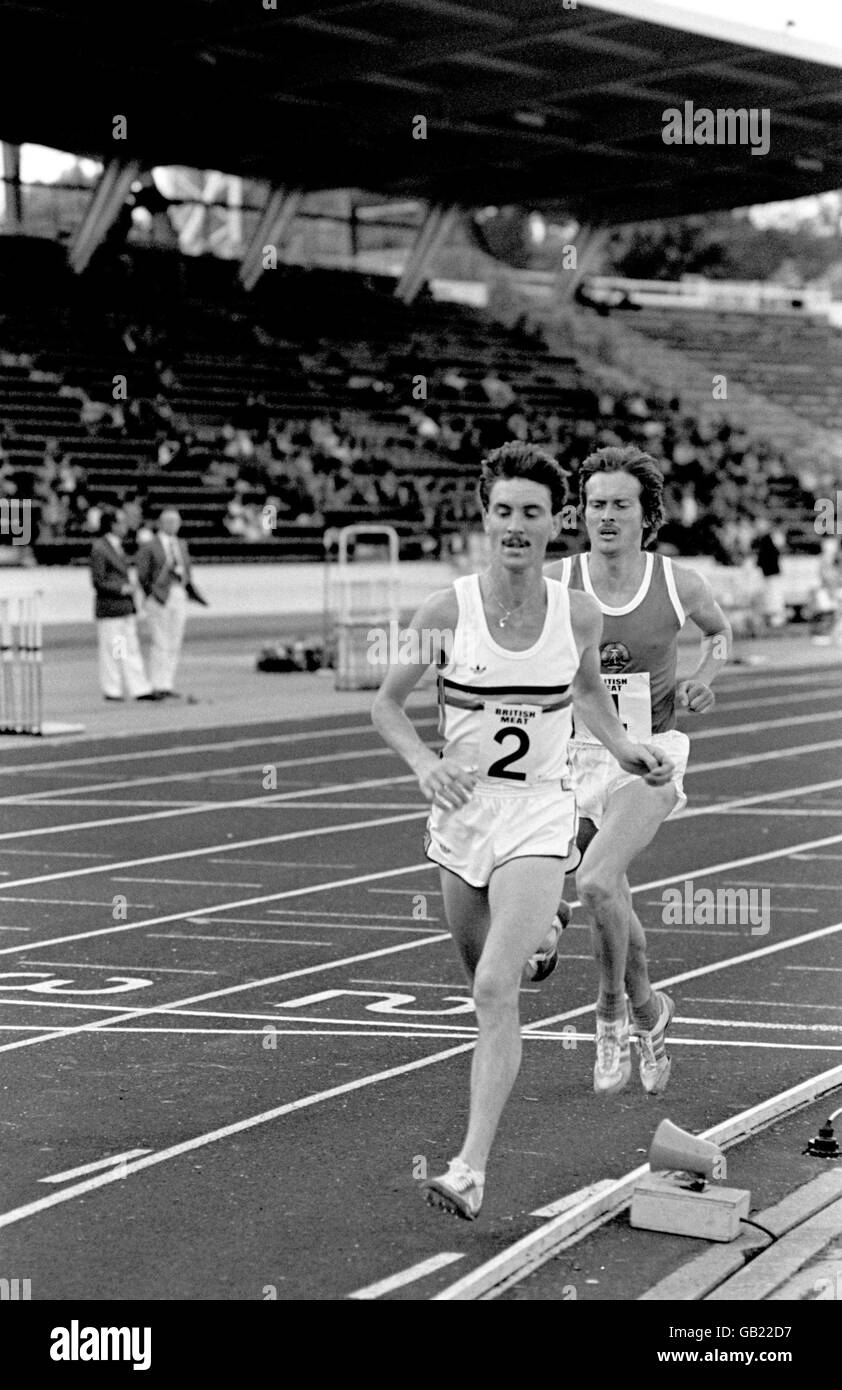 (L-R) Belgium's Emiel Puttemans leads from East Germany's Klaus Peter Weippert in the 10,000m Stock Photo