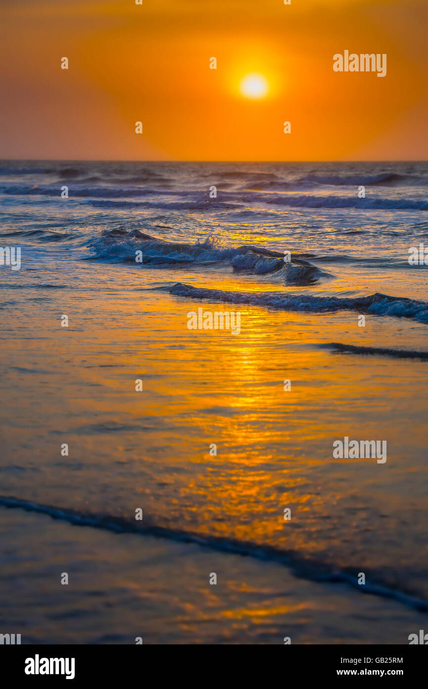 Ocean waves art hi-res stock photography and images - Alamy