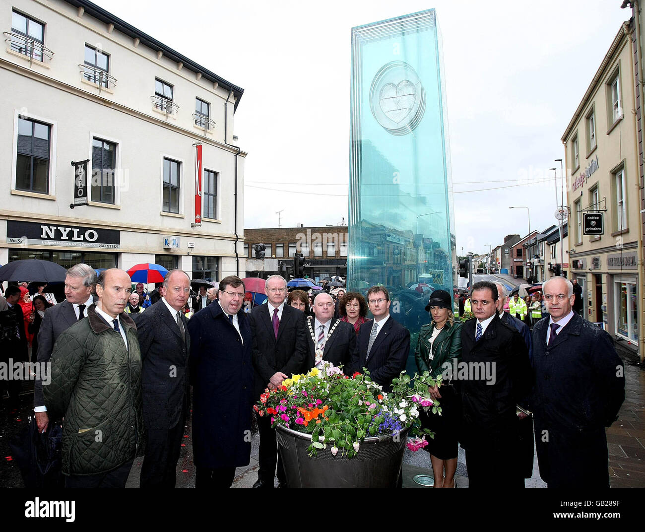 Secretary of State for Northern Ireland Shaun Woodward (second from left), Irish Taoiseach Brian Cowen (third from left) Deputy First Minister Martin McGuinness (centre), join other delegates at the site of the 1998 Omagh bomb. Stock Photo