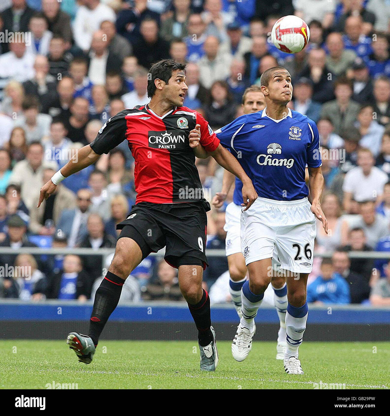 Blackburn Rovers' Roque Santa Cruz and Everton's Jack Rodwell battle for the ball during the Barclays Premier League match at Goodison Park, Liverpool. Stock Photo