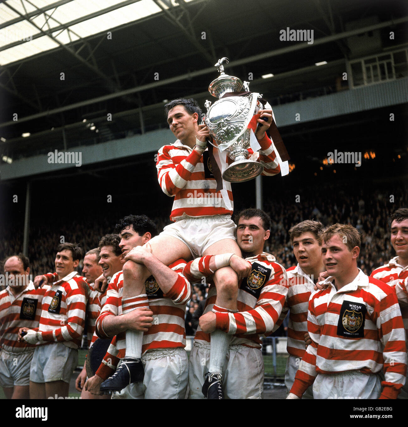 Rugby League - Challenge Cup - Final - Wigan v Hunslet - Wembley. Wigan captain Eric Ashton shows off the Challenge Cup, as he is chaired shoulder-high by his triumphant teammates. Stock Photo