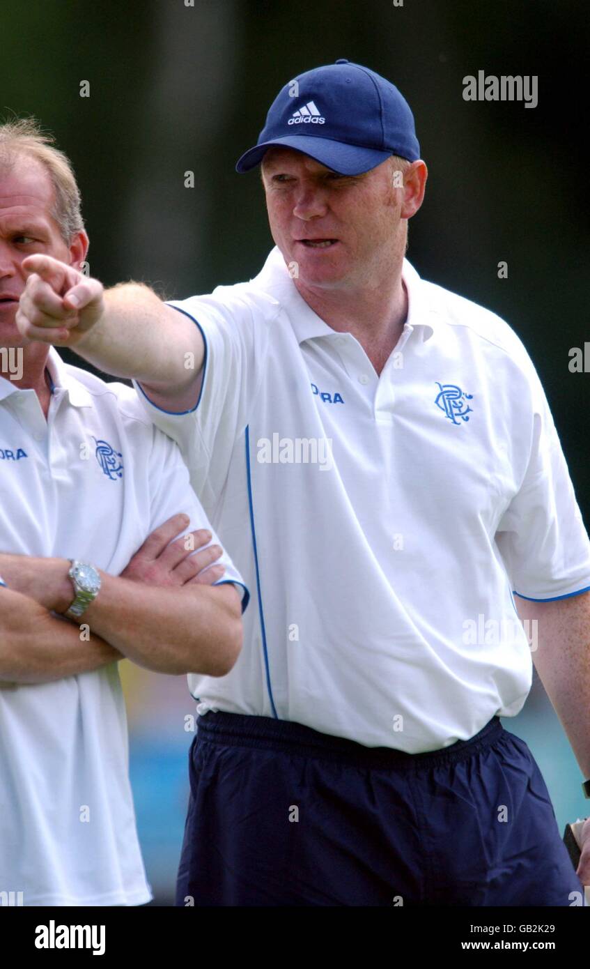 Glasgow Rangers' manager Alex McLeish points out instuctions to his players Stock Photo