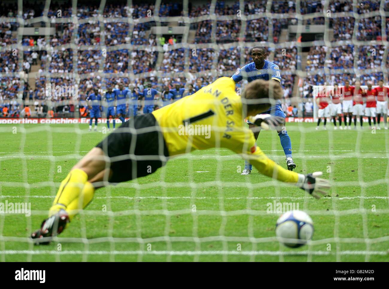 Soccer - Community Shield - Portsmouth v Manchester United - Wembley Stadium. Portsmouth's Jermain Defoe scores his penalty in the shootout Stock Photo