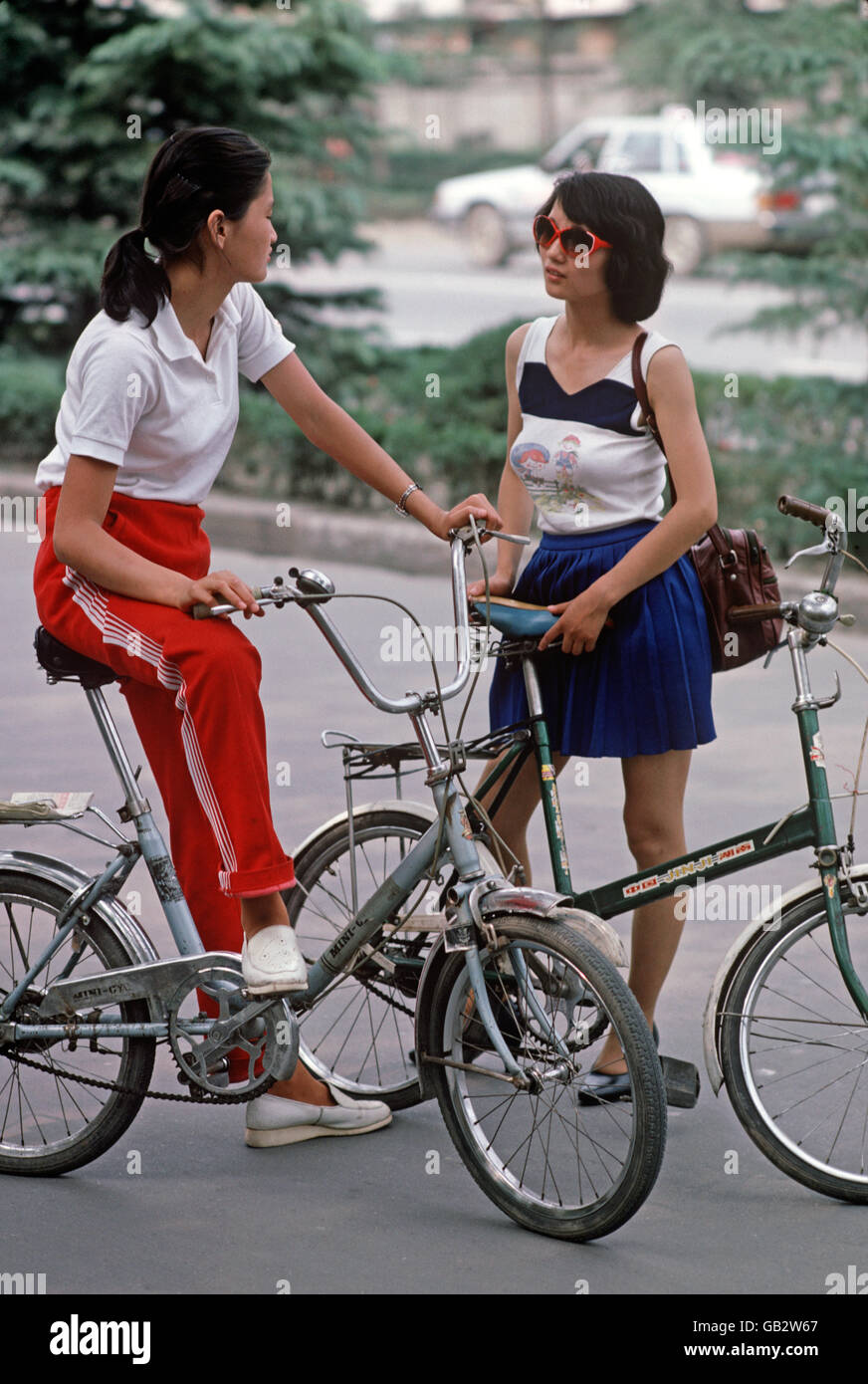 1980s fashion teenagers hi-res stock photography and images - Alamy