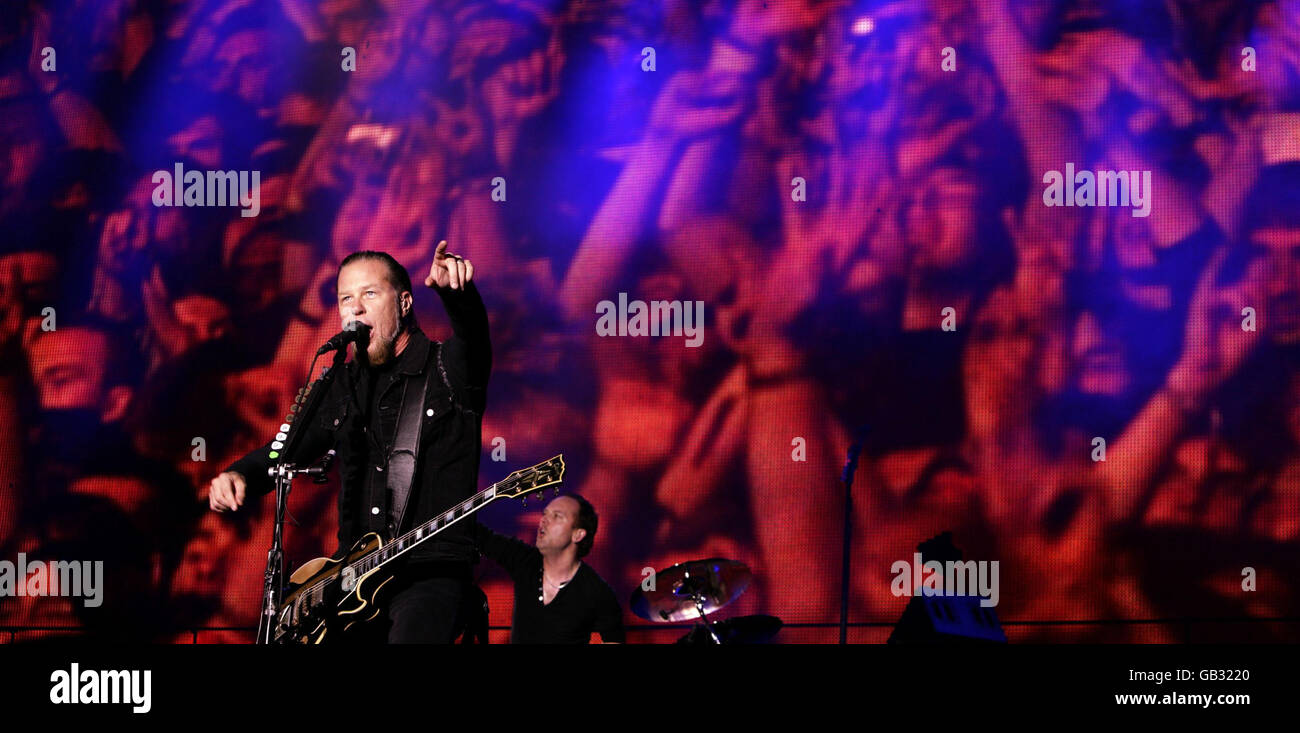 James Hetfield of Metallica performs on day three of the Reading Festival 2008, Berkshire. Stock Photo