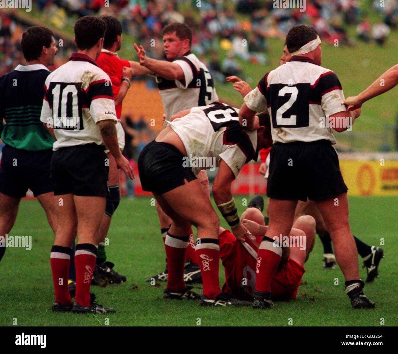 Rugby Union - British & Irish Lions Tour to New Zealand - North Harbour v British & Irish Lions. DEAN RICHARDS [BL] FALLS TO THE FLOOR AFTER BEING PUNCHED. NORTH HARBOUR v BRITISH LIONS TOUR OF NEW ZEALAND Stock Photo