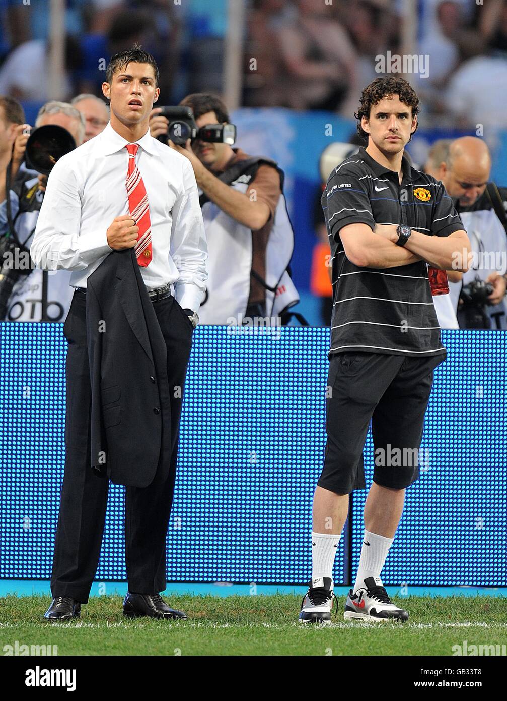 Manchester United's Cristiano Ronaldo (l) and Owen Hargreaves stand on