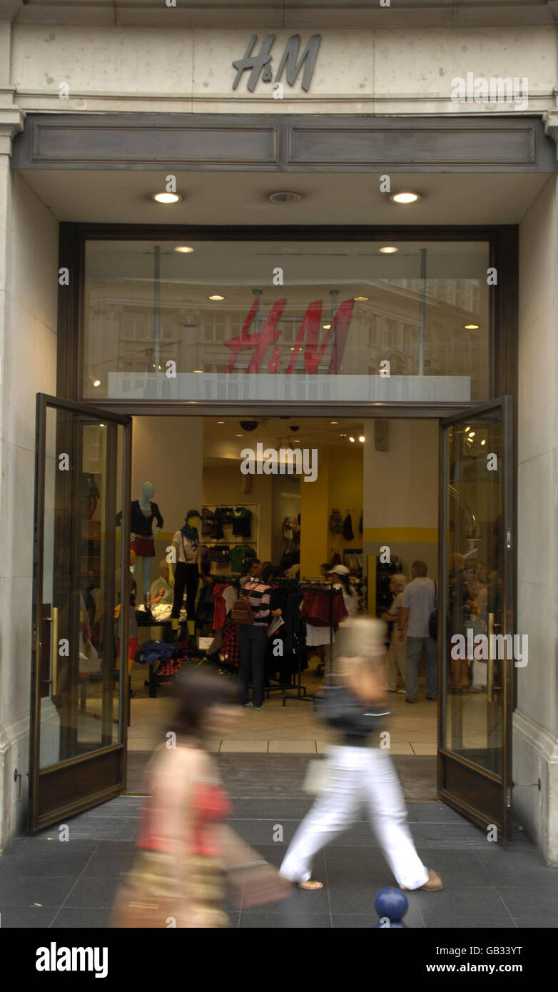 Shoppers outside h&m hi-res stock photography and images - Alamy