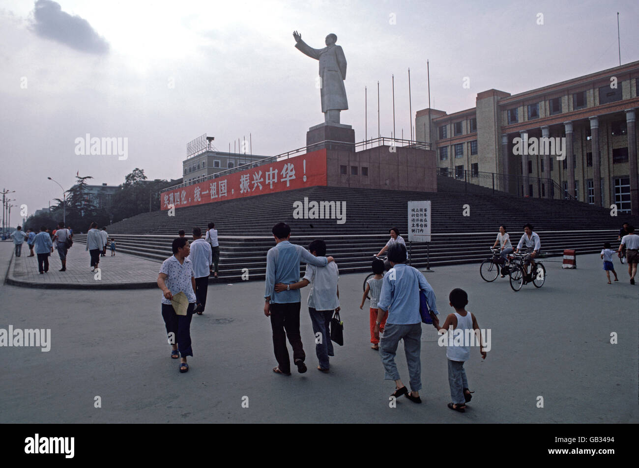Statue of Chairman Mao in Chengdu city square, Sichuan, China Stock Photo