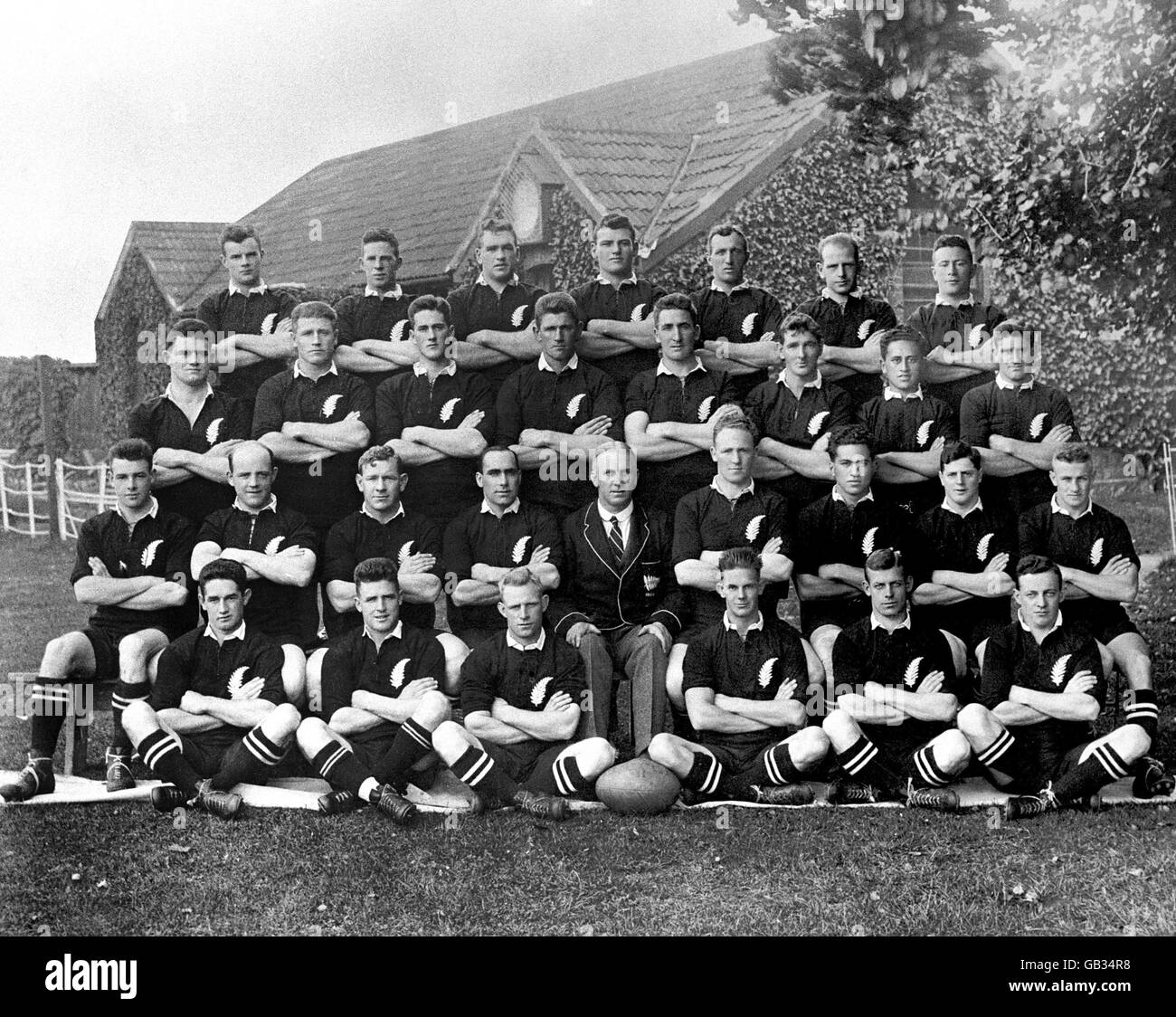 New Zealand squad: (back row, l-r) Handley Brown, Mark Nicholls, Read Masters, Ian Harvey, Jim Parker, Quentin Donald, Brian McCleary; (second row, l-r) Jack Steel, Maurice Brownlie, Ron Stewart, Cyril Brownlie, Les Cupples, Son West, Lui Paewai, Andrew White; (third row, l-r) Alan Robilliard, Abe Munro, Bull Irvine, Cliff Porter, manager SS Dean, Jock Richardson, George Nepia, Gus Hart, Bert Cooke; (front row, l-r) Jimmy Mill, Neil McGregor, Bill Dalley, Fred Lucas, Snowy Svenson, CEO Bradley Stock Photo
