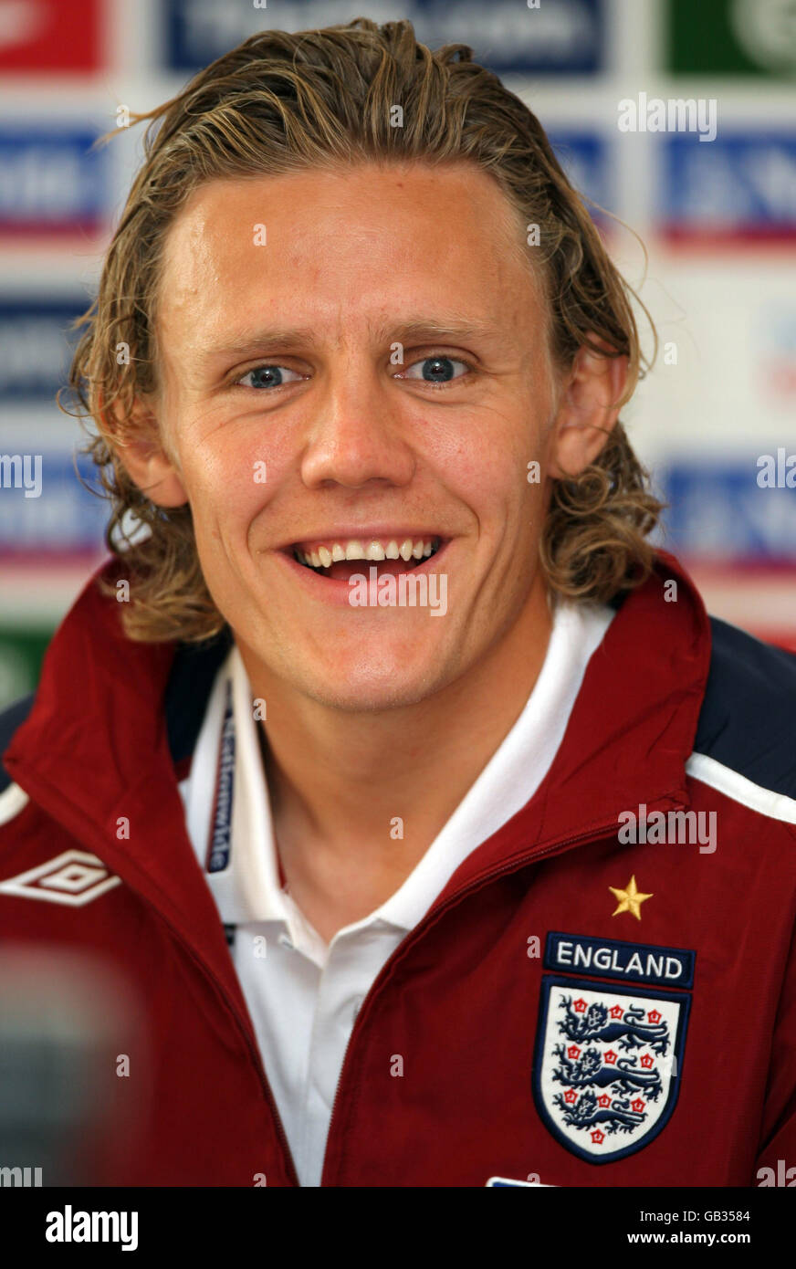 Modern cup hart прическа. бекхэм на пресс конференции. 2006 brain conference zurich. England press. England press.