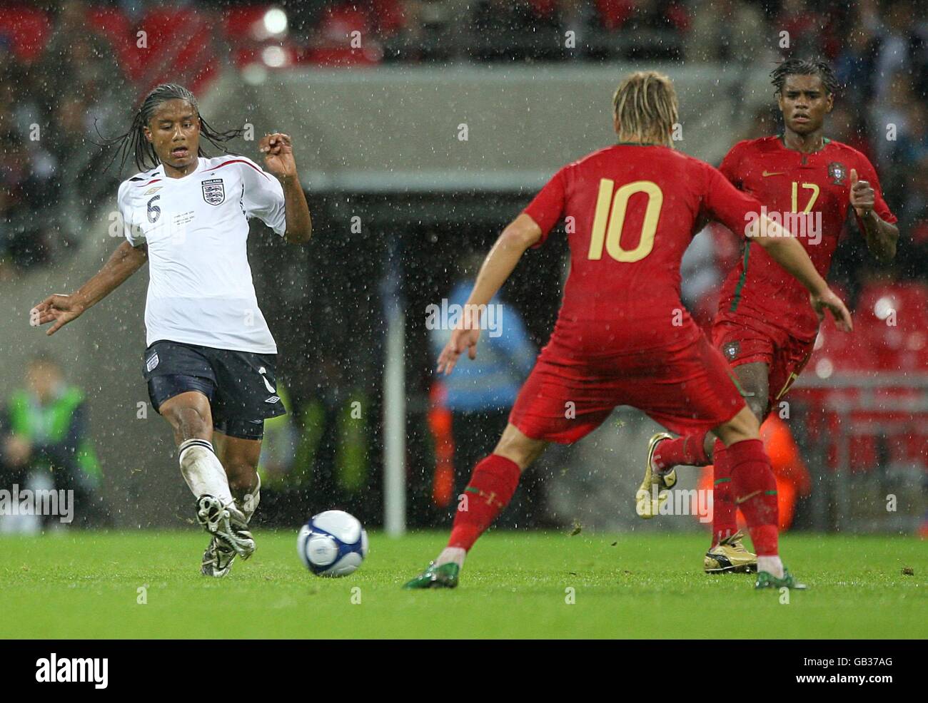 England's Michael Mancienne (l) in action against Portugal's Miguel Veloso (c) and Ricardo Vaz Te (r) Stock Photo