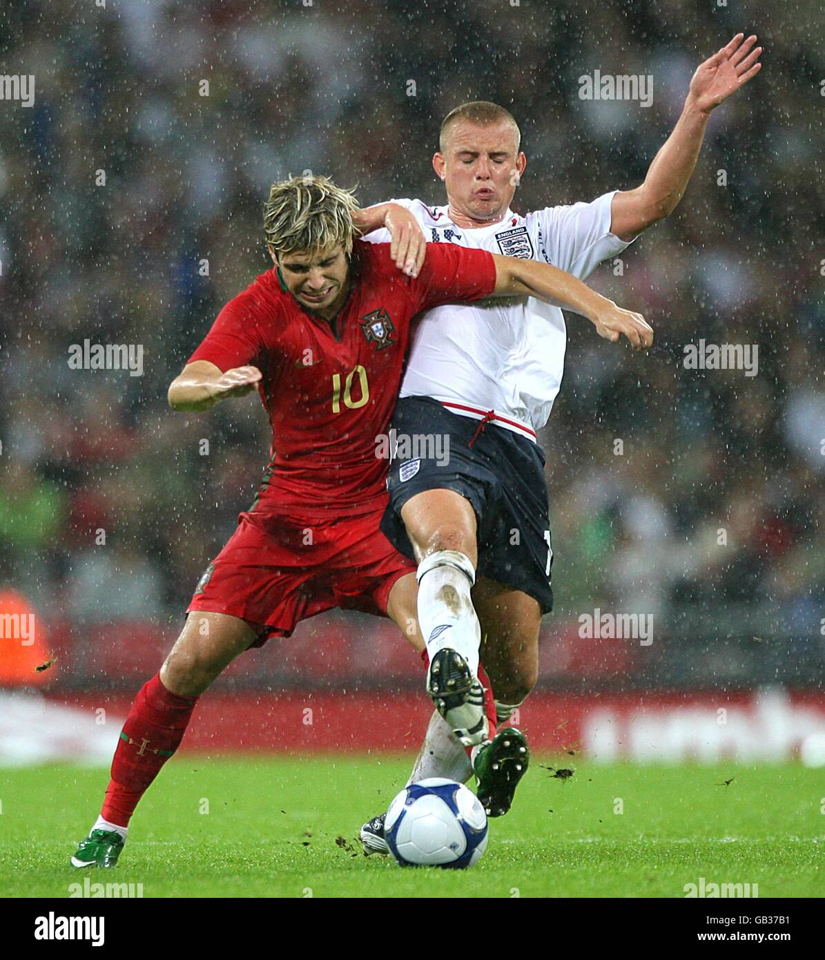 England's Lee Cattermole (r) and Portugal's Miguel Veloso battle for the ball Stock Photo