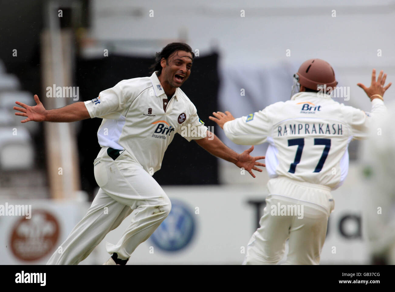 Cricket - Liverpool Victoria County Championship - Division One - Day Two - Surrey v Hampshire - The Brit Oval. Surrey's new signing Shoaib Akhtar celebrates taking the wicket of Hampshire's Michael Carberry Stock Photo