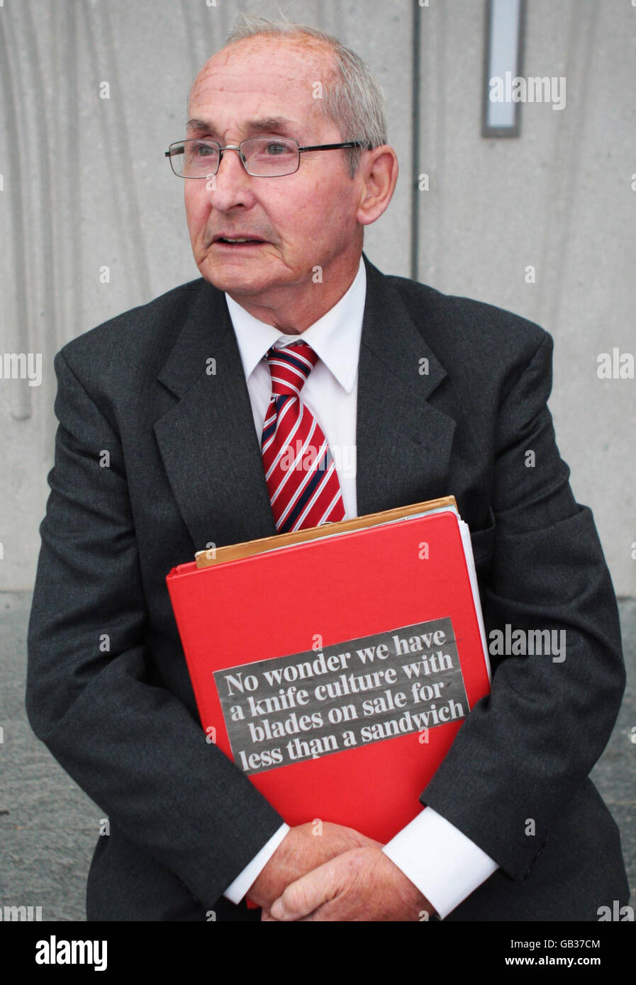 Father in jail sentence call for knifecarrying Stock Photo Alamy