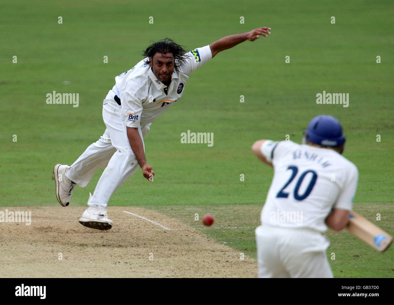 Cricket - Liverpool Victoria County Championship - Division One - Day Two - Surrey v Hampshire - The Brit Oval. Surrey's Shoaib Akhtar bowls to Hampshire's Chris Benham Stock Photo