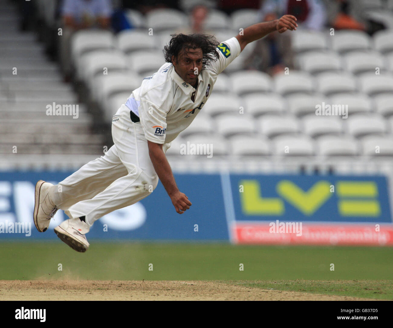 Cricket - Liverpool Victoria County Championship - Division One - Day Two - Surrey v Hampshire - The Brit Oval. Surrey's Shoaib Akhtar in action against Hampshire Stock Photo