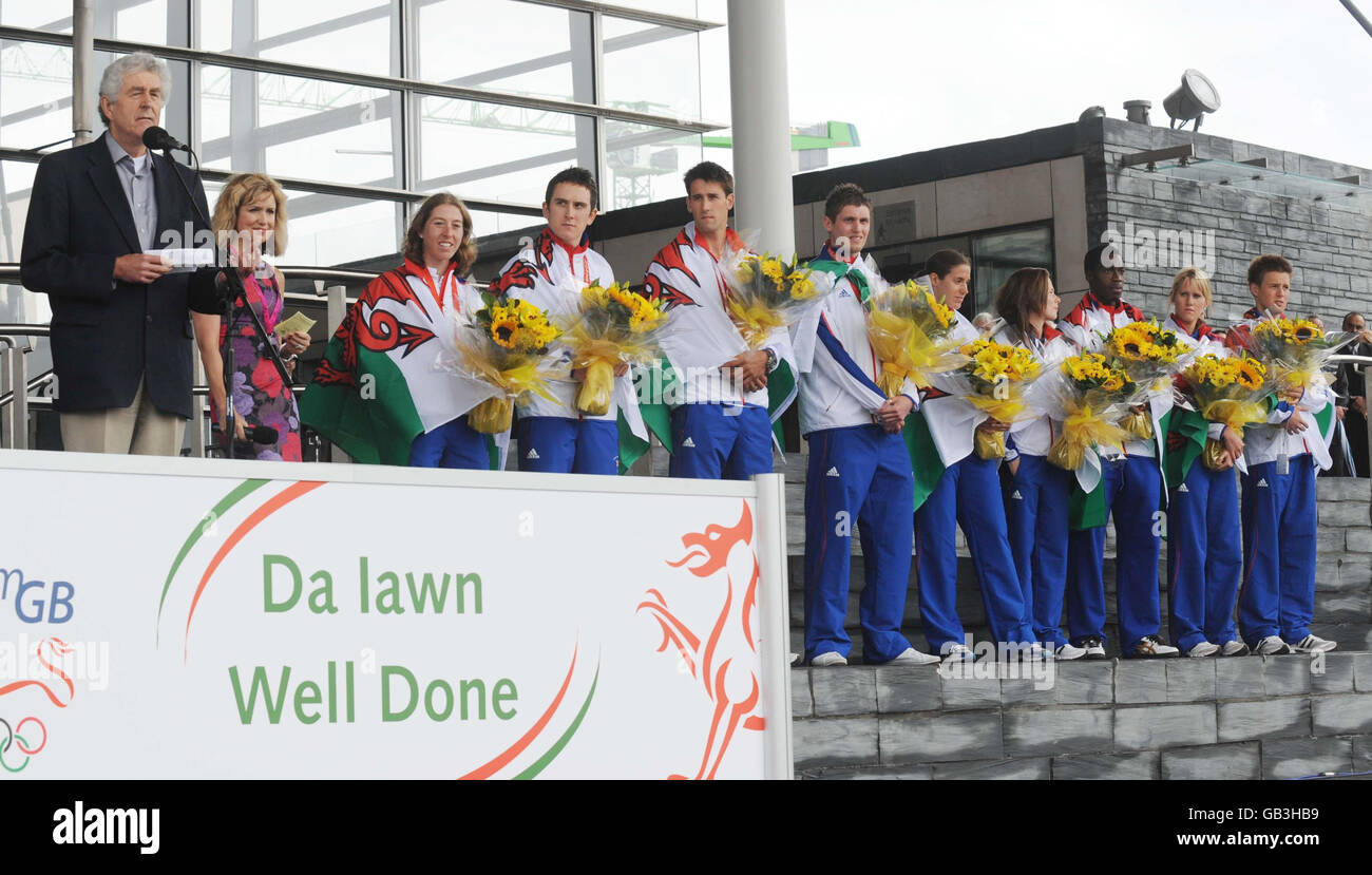 Welsh First Minister Rhodri Morgan (left) stands with Welsh Olympians including gold medalists (left to right) Nicole Cooke, Geraint Thomas and Tom James, and silver medalist David Davies (sixth right) outside the Senedd building in Cardiff Bay. Stock Photo