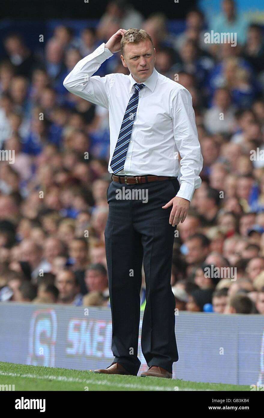 Soccer - Barclays Premier League - Everton v Portsmouth - Goodison Park. A dejected David Moyes stands on the touchline Stock Photo