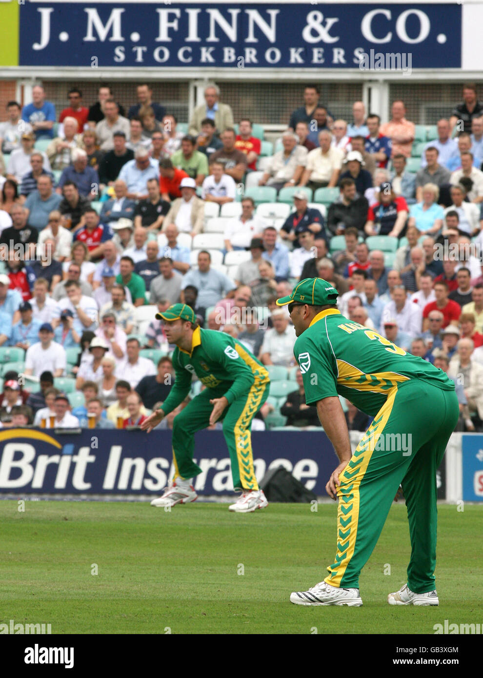 Cricket - Natwest Series - Third One Day International - England v South Africa - Brit oval. South Africa's Jacques Kallis (r) and AB de Villiers await a delivery in the slip cordon Stock Photo