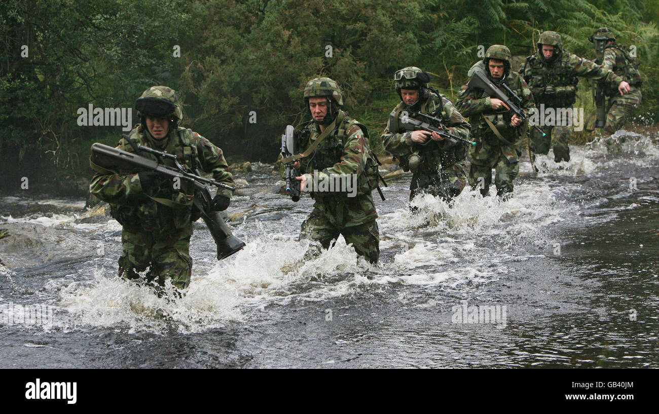 Members of the 98th Infantry Battalion take part in final training at the Glen of Imaal in Co Wicklow, Ireland in advance of their deployment to Chad. Stock Photo