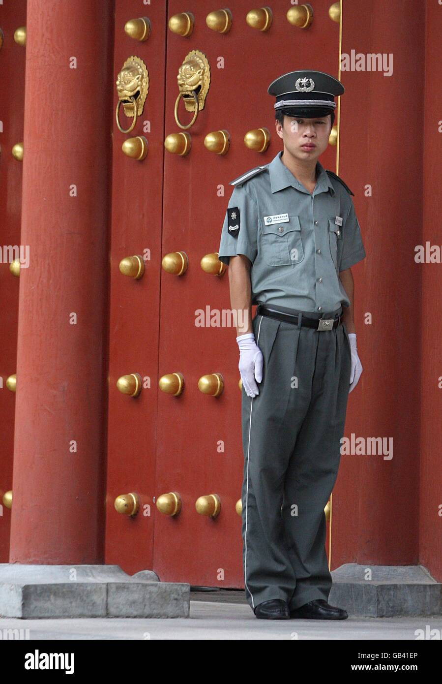 Olympics - Beijing Olympic Games 2008. A Chinese soldier stands guarding an important building in Beijing, China. Stock Photo
