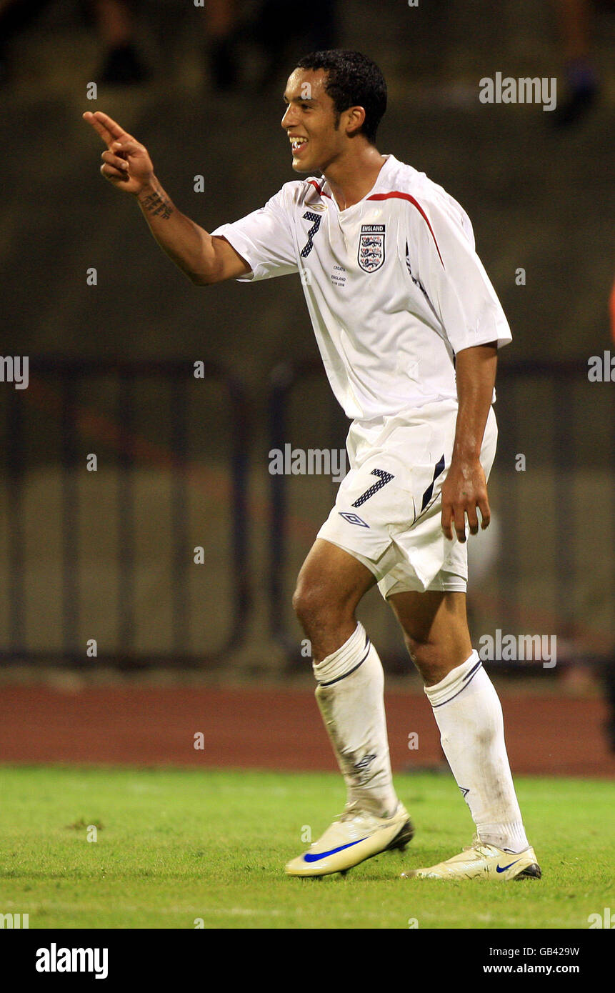 Walcot England Englands theo walcott celebrates scoring hi-res stock photography and ...
