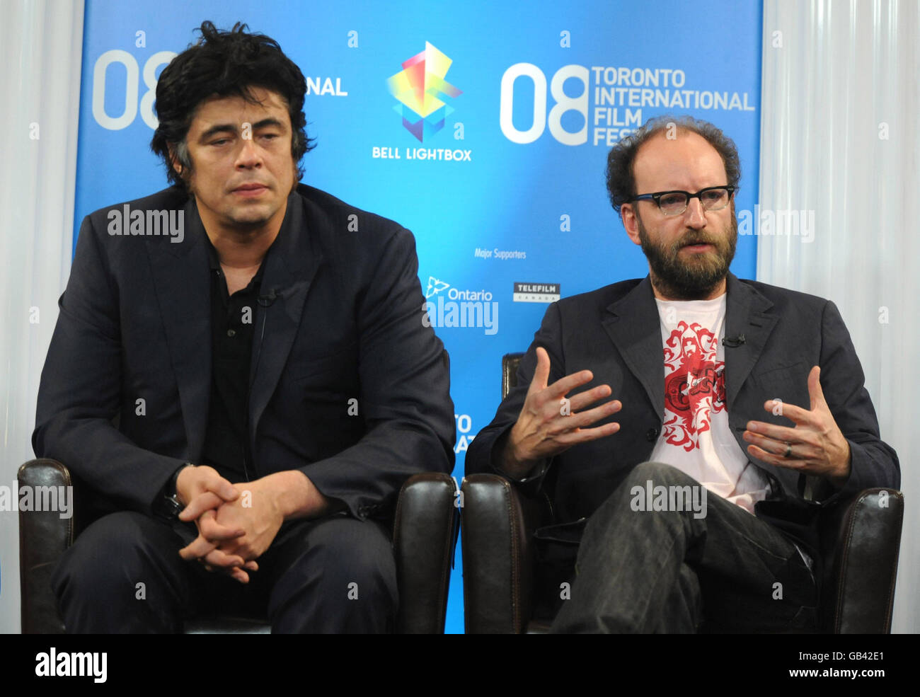 From left to right: Benicio del Toro and Steven Soderbergh are seen at a press conference for Che, at the Sutton Hotel during the Toronto Film Festival. Stock Photo